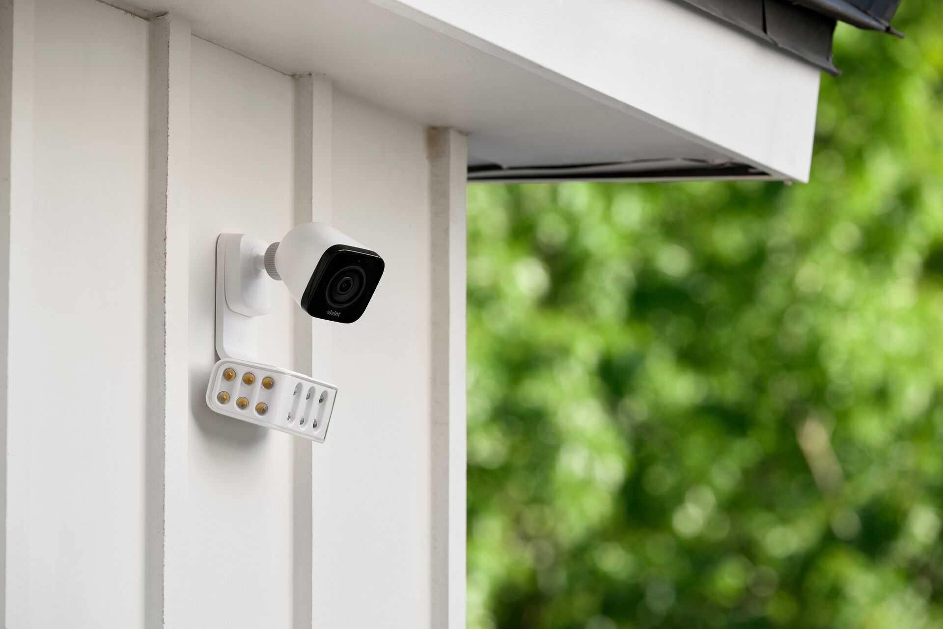 Weatherproof Outdoor Smart Security Camera Wall Mounted with Articulating Bracket
