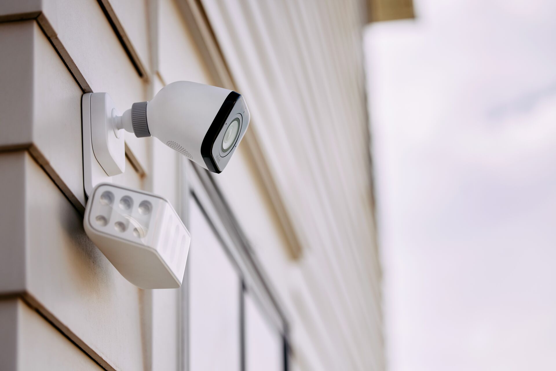 Outdoor Spotlight Security Camera with Active Deterrence Siren and High-Lumen Illuminator